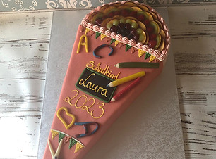 Schulanfangstorte Zuckertüte _Schulkind Laura 2023_ Schoko- und Himbeer-Sahne.JPG
