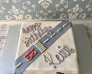 Joghurt- und Kirsch-Moussetorte _Happy Birthday Kevin 18_ eckig.JPG