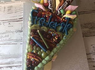 Schulanfangstorte _Frederick_ Zuckertüte mit Obst.JPG