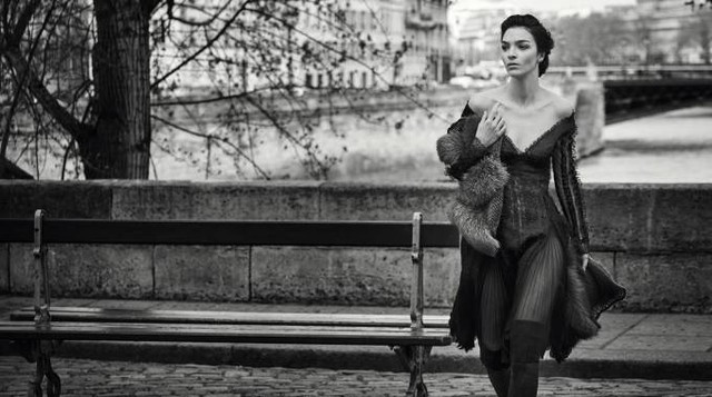 Maria Carla Boscono fotografata da Peter Lindbergh nella campagna per Ermanno Scervino