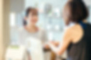 会計するフィットネス女子