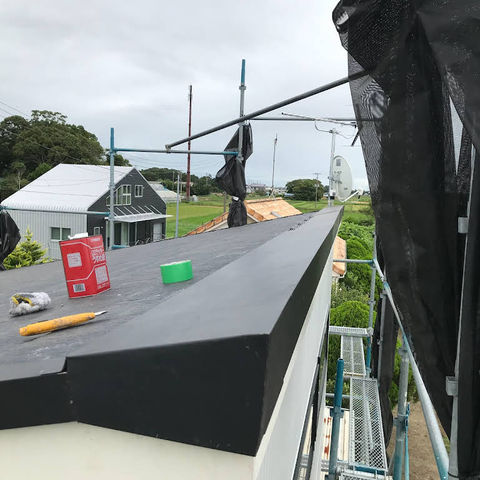 屋根工事作業中