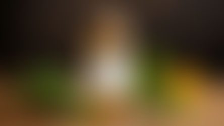 Flasche Oxymel mit Minze-Blättern und Calendula-Blüte