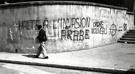 Slogan raciste d'Ordre nouveau dans le quartier de Saint-André, le 23 juin 1972 à Marseille (). PHOTO JACQUES WINDENBERGER