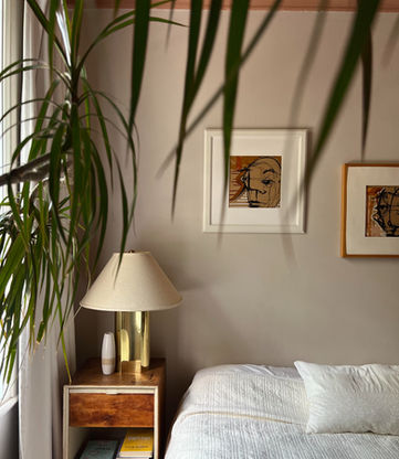 Décoration et stylisme d’une chambre résidentielle apaisante réalisée par une décoratrice à Hochelaga, Montréal. Projet de design d’intérieur axé sur le confort et la sérénité.Soothing residential bedroom decoration and styling by a decorator in Hochelaga, Montreal. Interior design project focused on comfort and serenity.