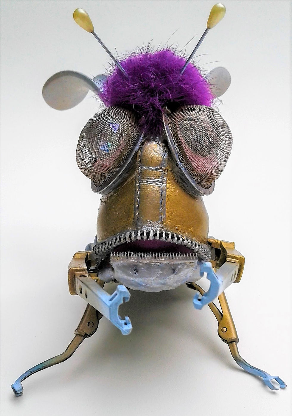 Gold Stinger Chew Bug (face)