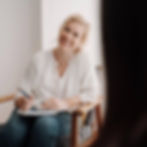 Gunilla Janner sitzt in einer Therapiesitzung und schaut den Patienten an