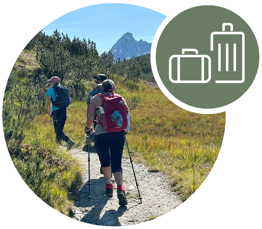 Kombination aus Bild von einem Wanderweg in bergigem Gebiet auf dem Wanderer von hinten zu sehen sind und Icon (zwei Koffer)