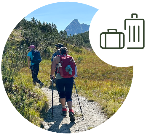 Kombination aus einem Foto von einem Wanderweg in dem Bergen mit wandernden Personen von hinten und einem Icon (zwei Koffer)