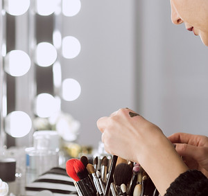 professional-artist-looking-makeup-brushes_edited.jpg