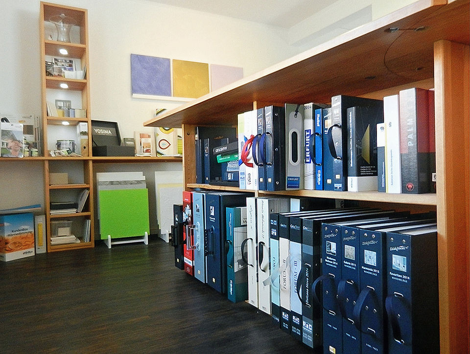 Bücher und Ordner im Büro