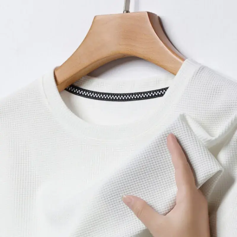 Miniatura: Camiseta waffle em torno do pescoço