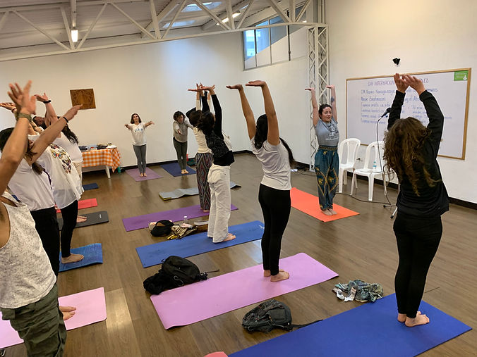 profesora orientando clase de hatha yoga día internacional de yoga en manizales