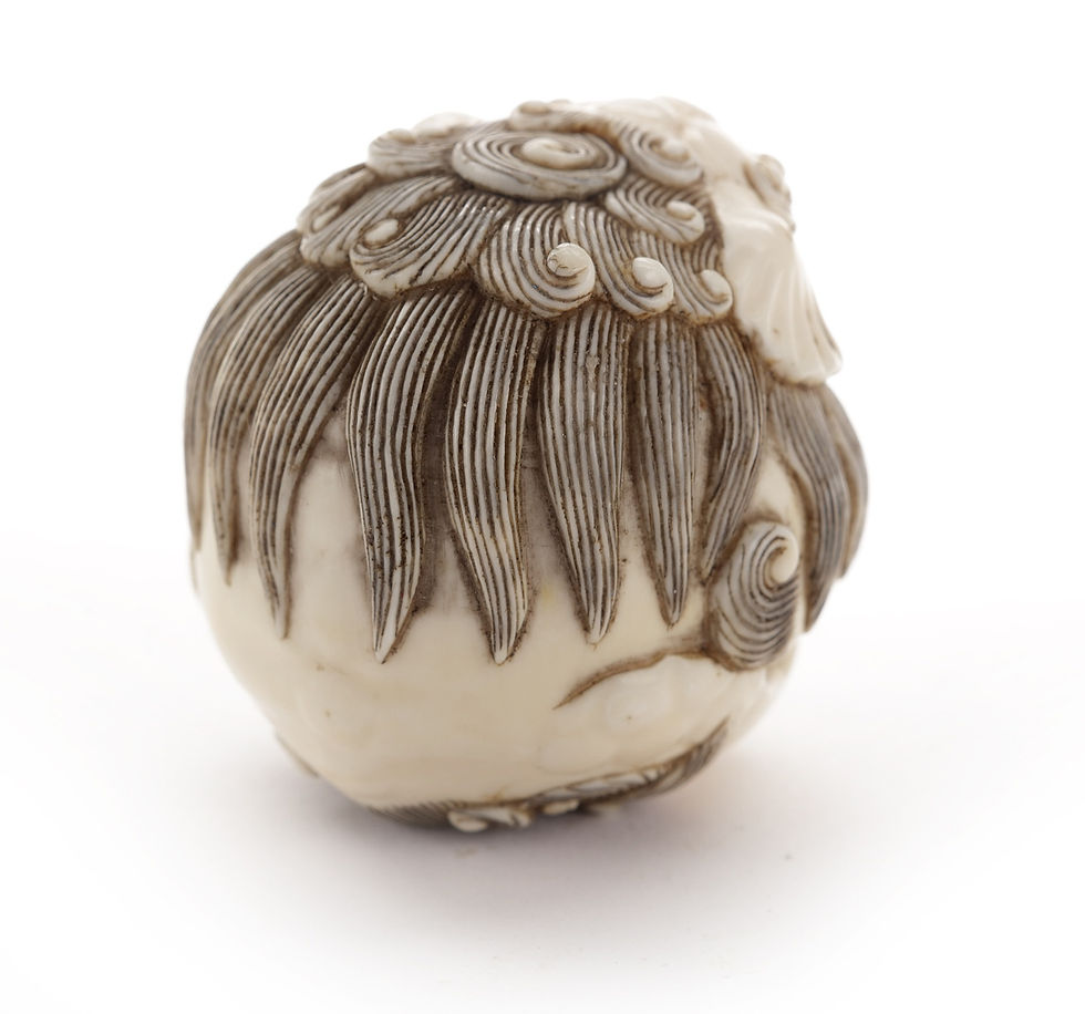 Pikkukuva: Netsuke or Okimono of a balled Shishi Lion