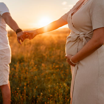 Babybauchshooting Mistelbach, Babybauchshooting im Freien Mistelbach, Paarshooting Mistelbach, Familienshooting Mistelbach, Neugeborenenshooting Mistelbach, Fotograf Weinviertel, Jasmin Kurzweil Fotografie