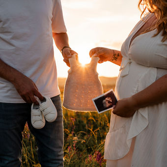 Babybauchshooting Mistelbach, Babybauchshooting im Freien Mistelbach, Paarshooting Mistelbach, Familienshooting Mistelbach, Neugeborenenshooting Mistelbach, Fotograf Weinviertel, Jasmin Kurzweil Fotografie