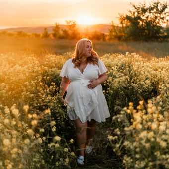 Babybauchshooting Mistelbach, Babybauchshooting im Freien Mistelbach, Paarshooting Mistelbach, Familienshooting Mistelbach, Neugeborenenshooting Mistelbach, Fotograf Weinviertel, Jasmin Kurzweil Fotografie