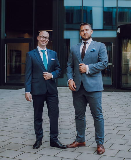 Wspólnicy Kancelarii na tle Nowego Rynku w Poznaniu.