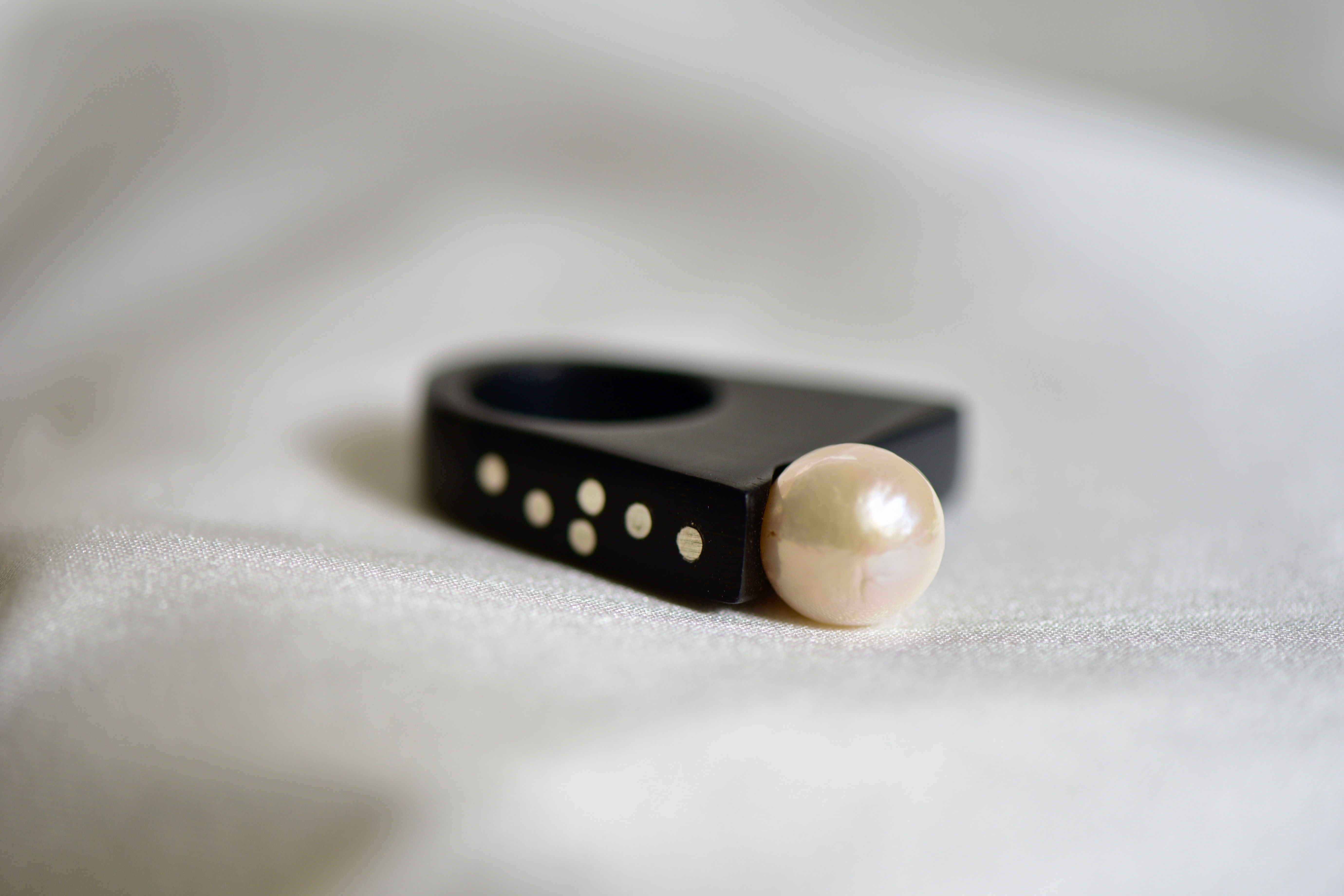 A03.	Kasumi İncili Yüzük - Abanoz Ağacı