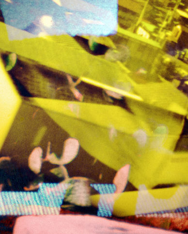 Die Bilder aus der Werkreihe «Flaneur» zeigen Entdeckungen und Eindrücke aus den explorativen Steifzügen durch das umfangreiche, von der Künstlerin Andrea Nottaris aus privaten Beständen kuratierten Super8-Filmarchivs. In einem intuitiven Prozess greift sie Formen, Bewegungen, Impulse, Störungen und Symbolhaftes auf, verfremdet es digital, überlagert es, schält Bedeutsames heraus und macht es in einer Abfolge von Schritten und Schichten malerisch sichtbar