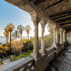 UTOPIA EVASION Chateau Robert balcon abandon palmier ruine effondré lumière soleil sophie balmary imaginarium urbex art photographie l'imaginarium Photographie galerie art artiste artistique Imaginaire rêveries ballade ode voyage ruines oniriques poésie silencieuse silence poétique rêve songe mystique autre monde autre temps ruine envahi végétation romantisme romantique Urbex urban exploration abandoned abandonné