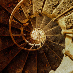 UTOPIA ORIGINES escalier colimaçon spirale jaune ocre abandonné lumière ruine sophie balmary imaginarium urbex art photographie l'imaginarium Photographie galerie art artiste artistique Imaginaire rêveries ballade ode voyage ruines oniriques poésie silencieuse silence poétique rêve songe mystique autre monde autre temps ruine envahi végétation romantisme romantique Urbex urban exploration abandoned abandonné