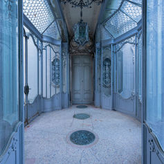 FRAGMENTS HUMANITE DESTINEE Villa Seashell porte monochrome bleu trompe l'oeil lumière mystère abandon ruine urbex art photographie l'imaginarium Photographie galerie art artiste artistique Imaginaire rêveries ballade ode voyage ruines oniriques poésie silencieuse silence poétique rêve songe mystique autre monde autre temps ruine envahi végétation romantisme romantique Urbex urban exploration abandoned abandonné sophie balmary