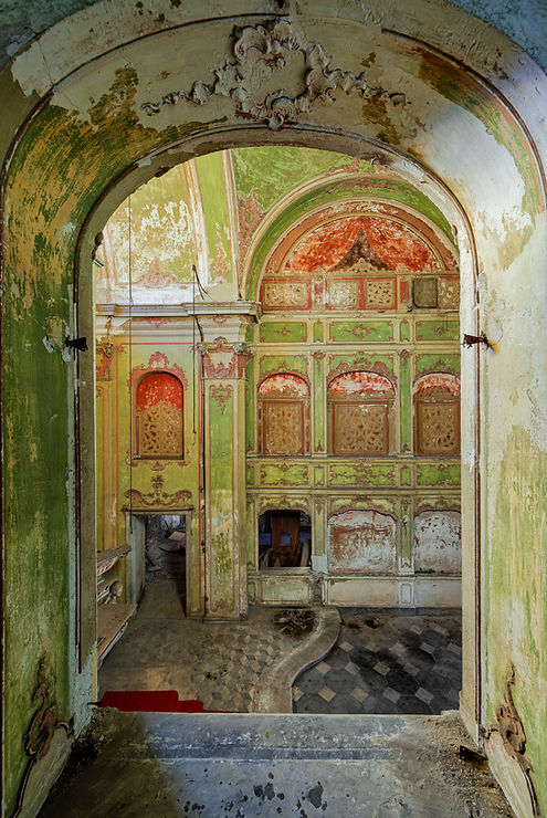 UTOPIA ESPOIRS Chiesa Di Verde abandon peintures fleur orange vert fenêtre Photographie galerie art artiste artistique Imaginaire rêveries ballade ode voyage ruines oniriques poésie silencieuse silence poétique rêve songe mystique autre monde autre temps ruine envahi végétation romantisme romantique Urbex urban exploration abandoned abandonné sophie balmary imaginarium urbex art photographie l'imaginarium