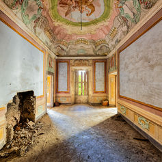 FRAGMENTS HUMANITE DOUCEUR Palazzo Fresco Palais abandonné peintures murale lumière ombre sophie balmary imaginarium urbex art photographie l'imaginarium Photographie galerie art artiste artistique Imaginaire rêveries ballade ode voyage ruines oniriques poésie silencieuse silence poétique rêve songe mystique autre monde autre temps ruine envahi végétation romantisme romantique Urbex urban exploration abandoned abandonné