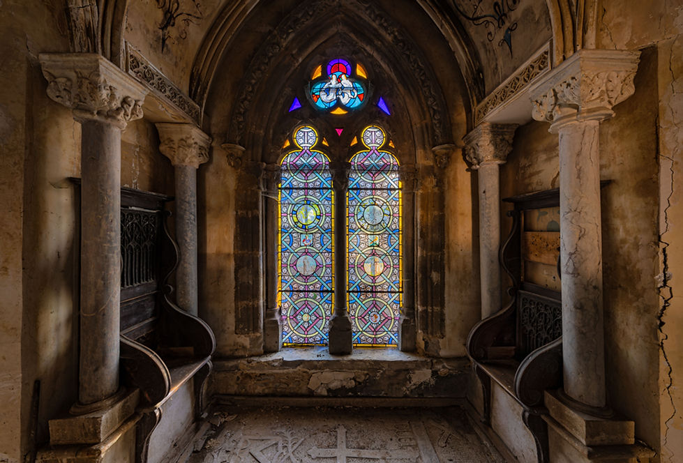 MURMURES INVISIBLES Ténacité RESILIENCE Cloitre des Orangers chapelle confession abandonné lumière mystère Photographie galerie art artiste artistique Imaginaire rêveries ballade ode voyage ruines oniriques poésie silencieuse silence poétique rêve songe mystique autre monde autre temps ruine envahi végétation romantisme romantique Urbex urban exploration abandoned abandonné sophie balmary imaginarium urbex art photographie l'imaginarium