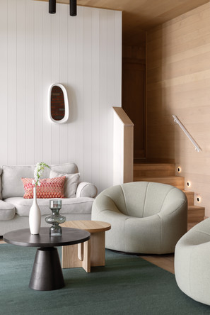 Salon chalet Ogden, couleurs pastels, lambris bois murs, accessoires élégants, design Studio Imagine Magog, décoration Mélodie Violet.