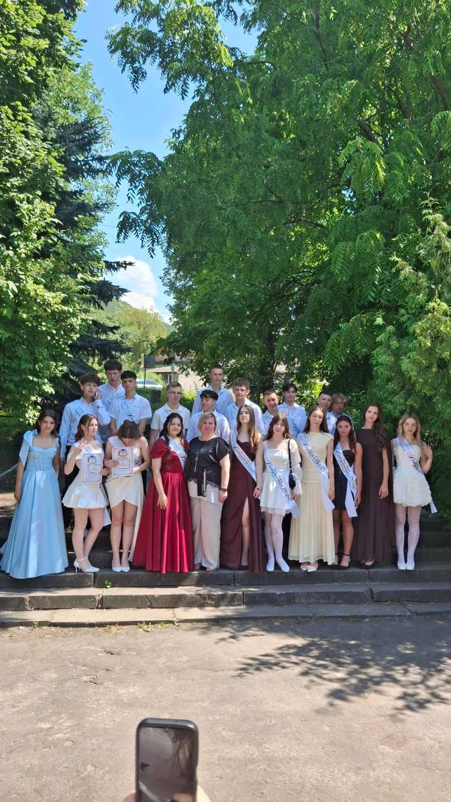 Є дні, які назавжди залишаються у пам'яті. 27 червня 2026 року, в актовій залі Кременецької ЗОШ I-III ступенів № 4 зібралися випускники, їхні батьки, друзі, родичі, учителі на щемливе свято «Вільні мріяти!». 11-А клас зробив перший великий крок у доросле життя — здобув повну загальну середню освіту.