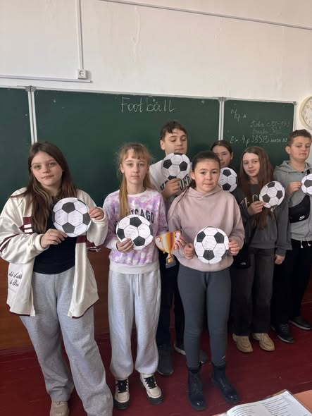 Сьогодні з найменшими описували монстрики, поєднали креативнісь і спілкування. Дітки із захопленням малювали і будували речення. Вчимося граючись…
