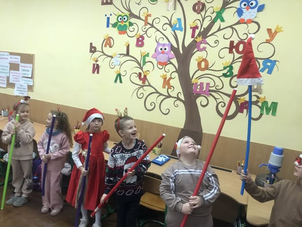 До Кременецької загальноосвітньої школи І-ІІІ ступенів №4 знову завітали учасники скаутської організації ПЛАСТ, які принесли Вифлеємський вогонь миру. Учнівський та педагогічний колективи школи щиро дякують пластунам за іскру добра, любові, надії, віри в ПЕРЕМОГУ.