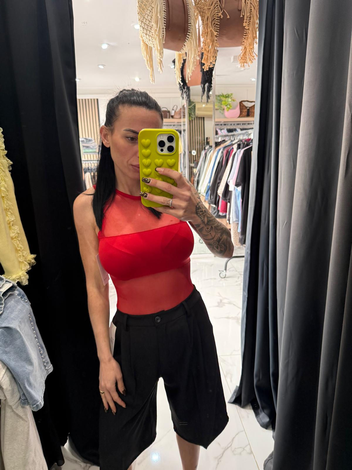  top rojo y shorts negros