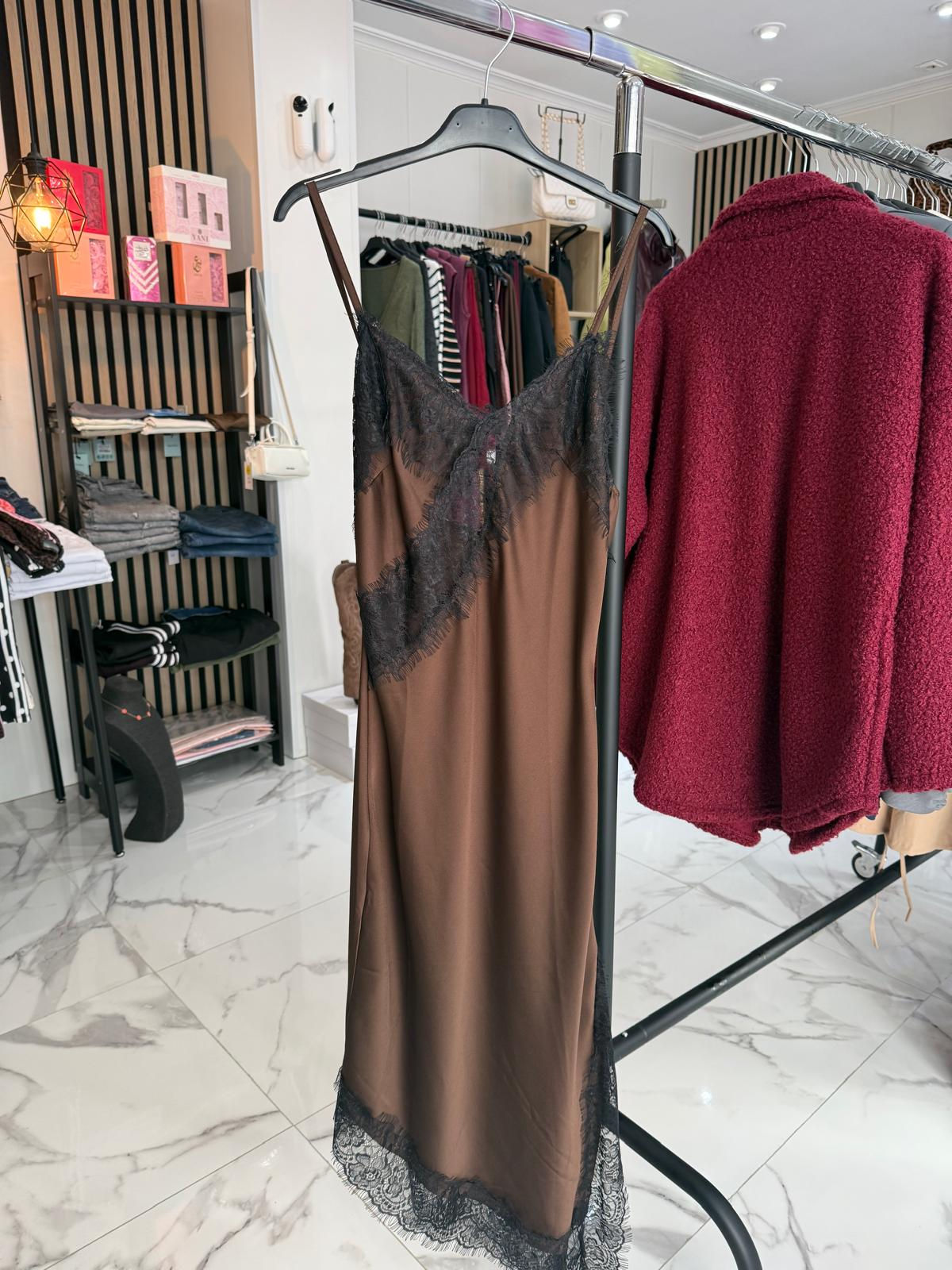 Vestido lencero marrón con encaje negro