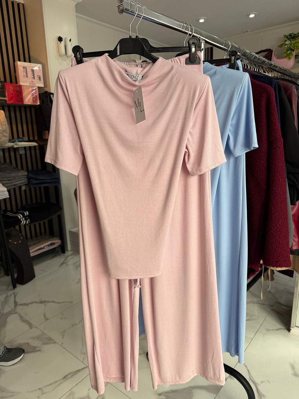 Conjunto rosa de camiseta y pantalón