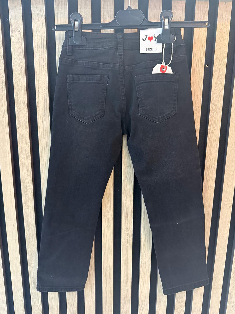 Miniatura: Pantalones vaqueros oscuros, vista trasera.