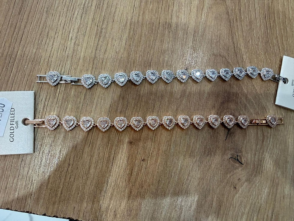 Dos pulseras con corazones, una plateada y otra oro rosa