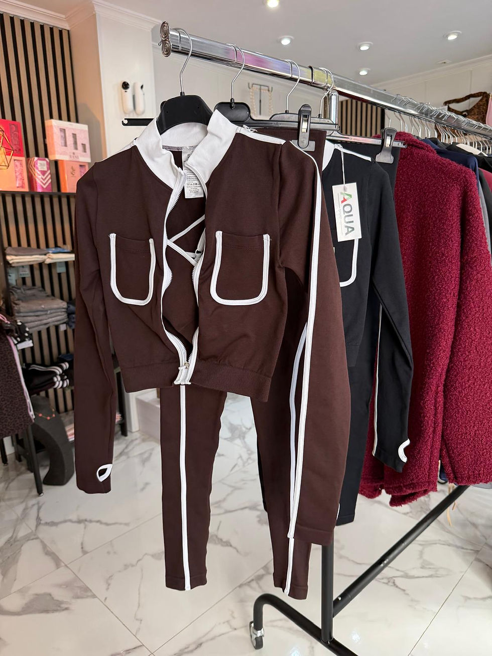 Chándal marrón con ribetes blancos