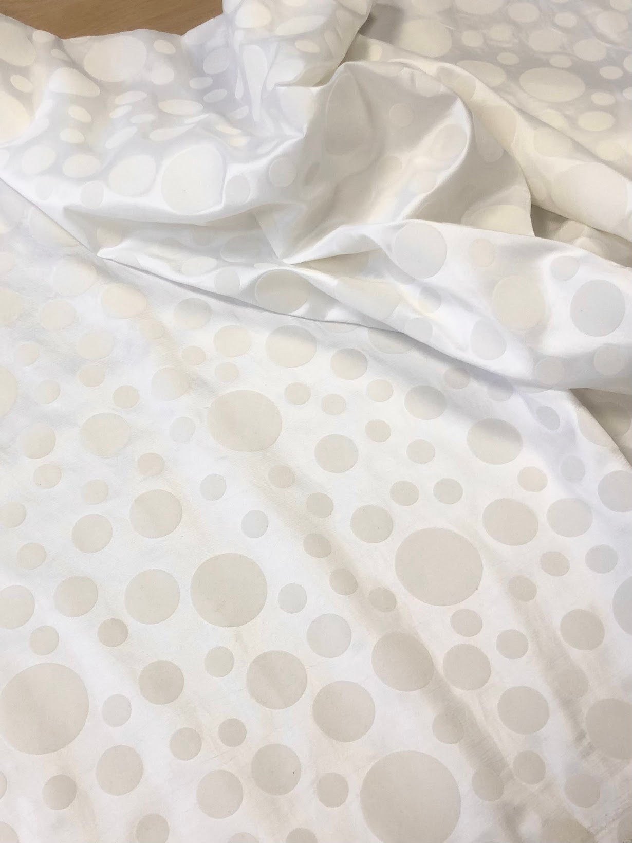 TAFTS - Balts ar samtīgām bumbām