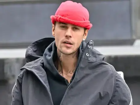 Justin Bieber lanzó SWAG, su séptimo álbum de estudio, con 21 canciones y un fuerte giro hacia el rap. El cantante colabora con artistas como Gunna y Sexxy Red. La producción combina letras íntimas y beats urbanos.