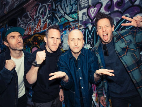 La banda canadiense Simple Plan estrenó su nueva canción Nothing Changes, un tema cargado de emociones y recuerdos que forma parte del esperado documental The Kids In The Crowd. El videoclip oficial, lanzado recientemente, hizo vibrar a miles de fans al reunir imágenes inéditas de sus inicios, conciertos icónicos y momentos detrás de escena de sus años más intensos.