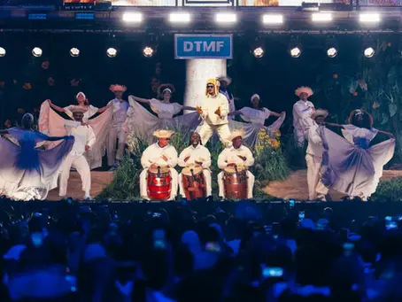 Bad Bunny sorprendió al lanzar su nuevo sencillo Alambre Púa en plena residencia en Puerto Rico. El tema debutó como apertura del show. Fue presentado con un impactante video grabado en el Coliseo.