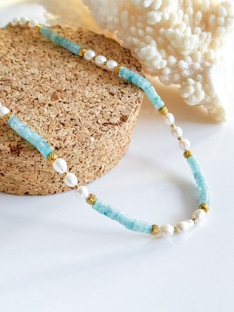 Collier élégant : perles turquoise et nacrées