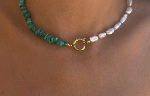 Collier "moitié-moitié", perles brutes et perles d'eau douce, fermoir central en acier inoxydable. Style surf, island life, bohème chic 
