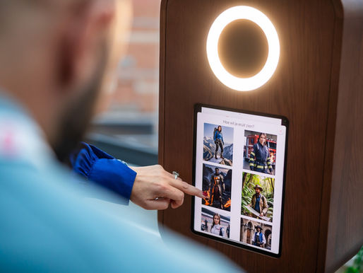 AI Photobooth voor bedrijfsevent met bezoekers die een unieke AI-foto ervaring beleven