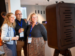 Ontdek waarom bedrijven kiezen voor een AI photobooth tijdens bedrijfsevents, beurzen en merkactivaties. Creëer meer interactie, beleving en deelbare content.