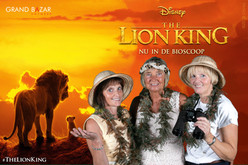 Drie vrouwen voor een green screen photobooth achtergrond van The Lion King