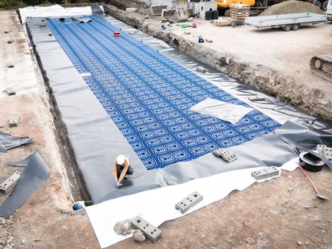 JCA bv - Transport Desmet - regenwatersysteem met infiltratiekratten Q-Bic Plus - bufferen water - Agru HDPE Zwart